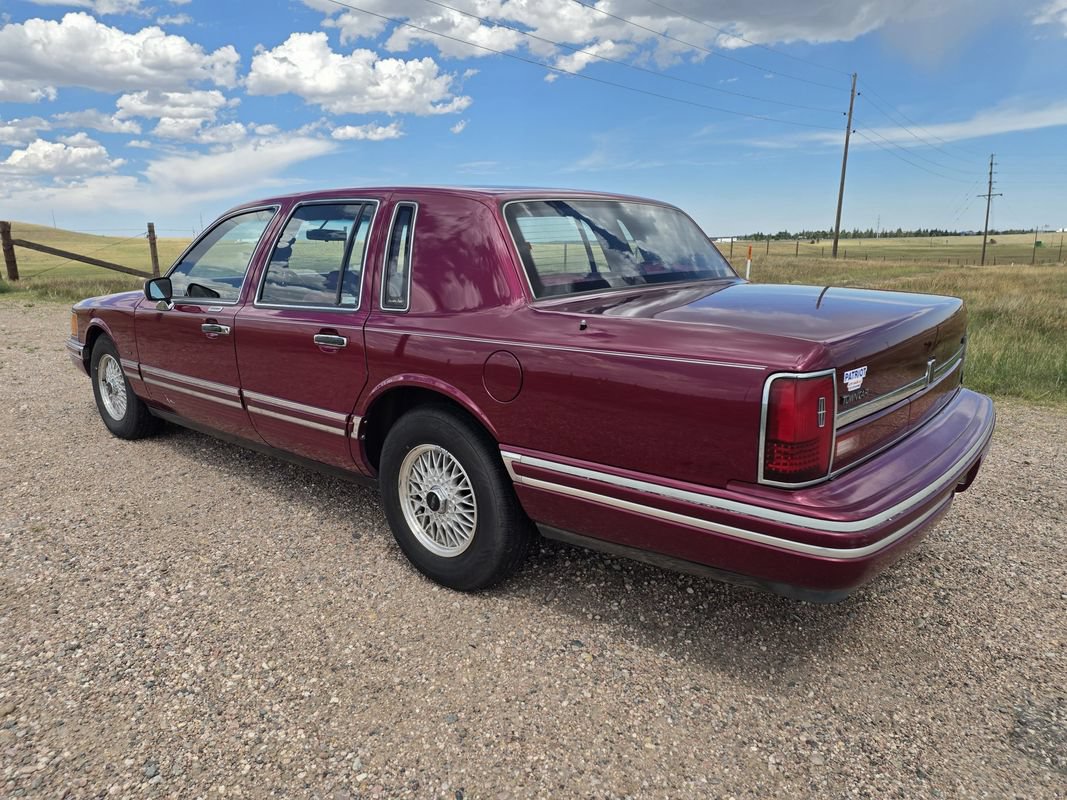 Used 1993 Lincoln Town Car Executive RWD image 3
