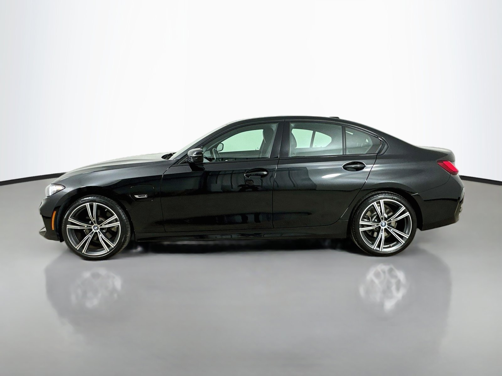 Used 2023 BMW 330e xDrive w/ Premium Package AWD/4WD image 8