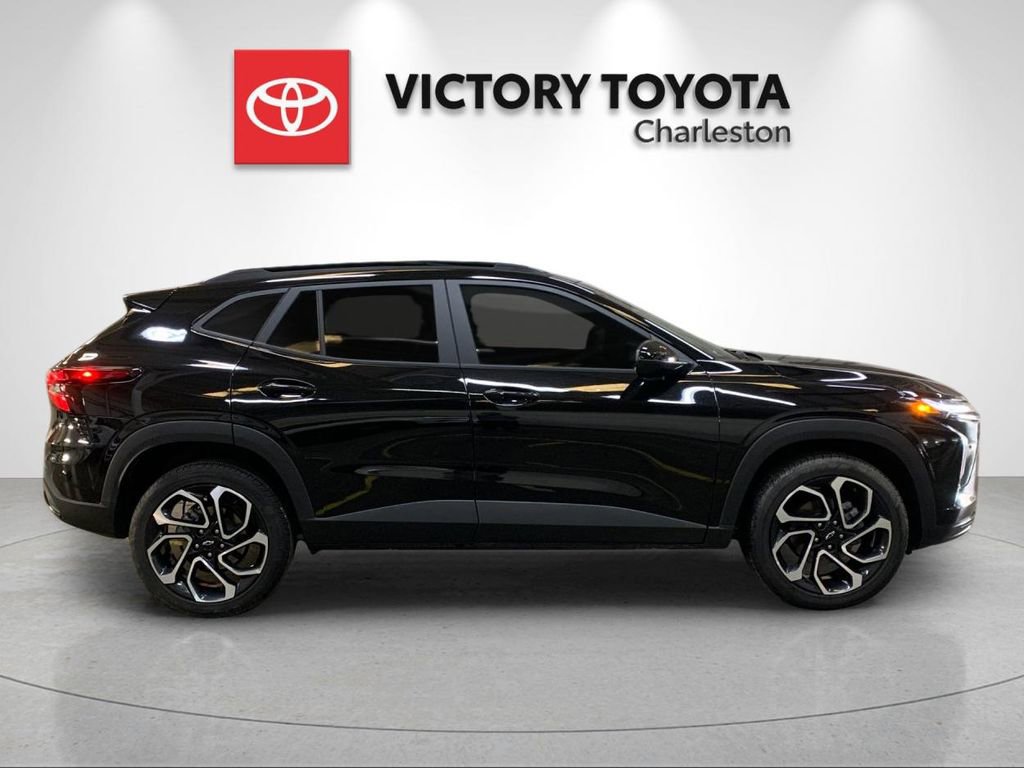 Used 2025 Chevrolet Trax RS w/ Sunroof Package image 6