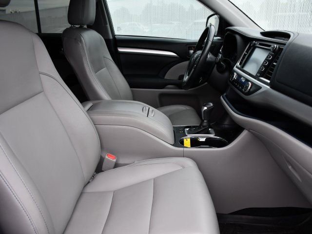 Used 2019 Toyota Highlander XLE FWD image 29