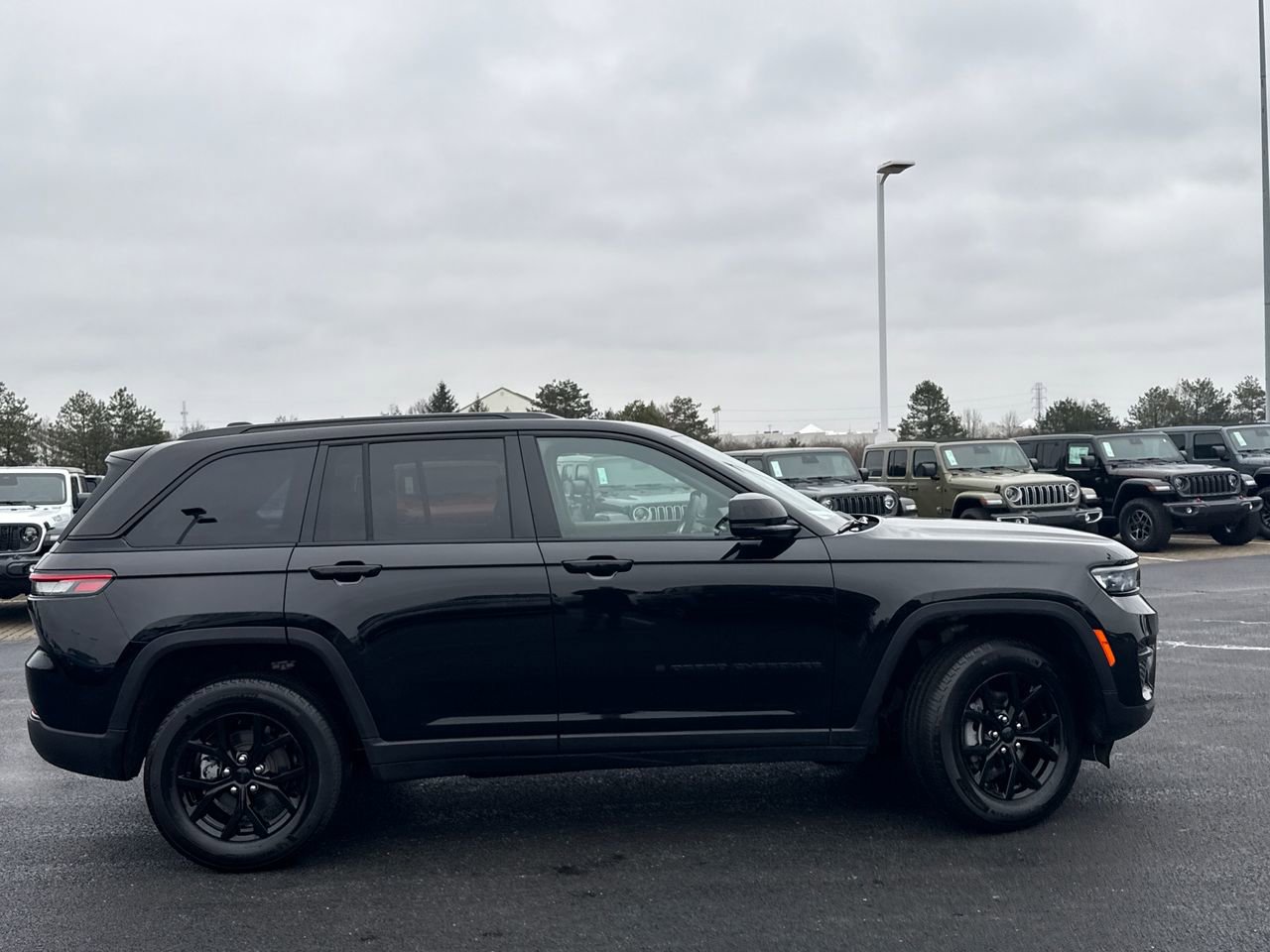 Used 2024 Jeep Grand Cherokee Altitude image 2