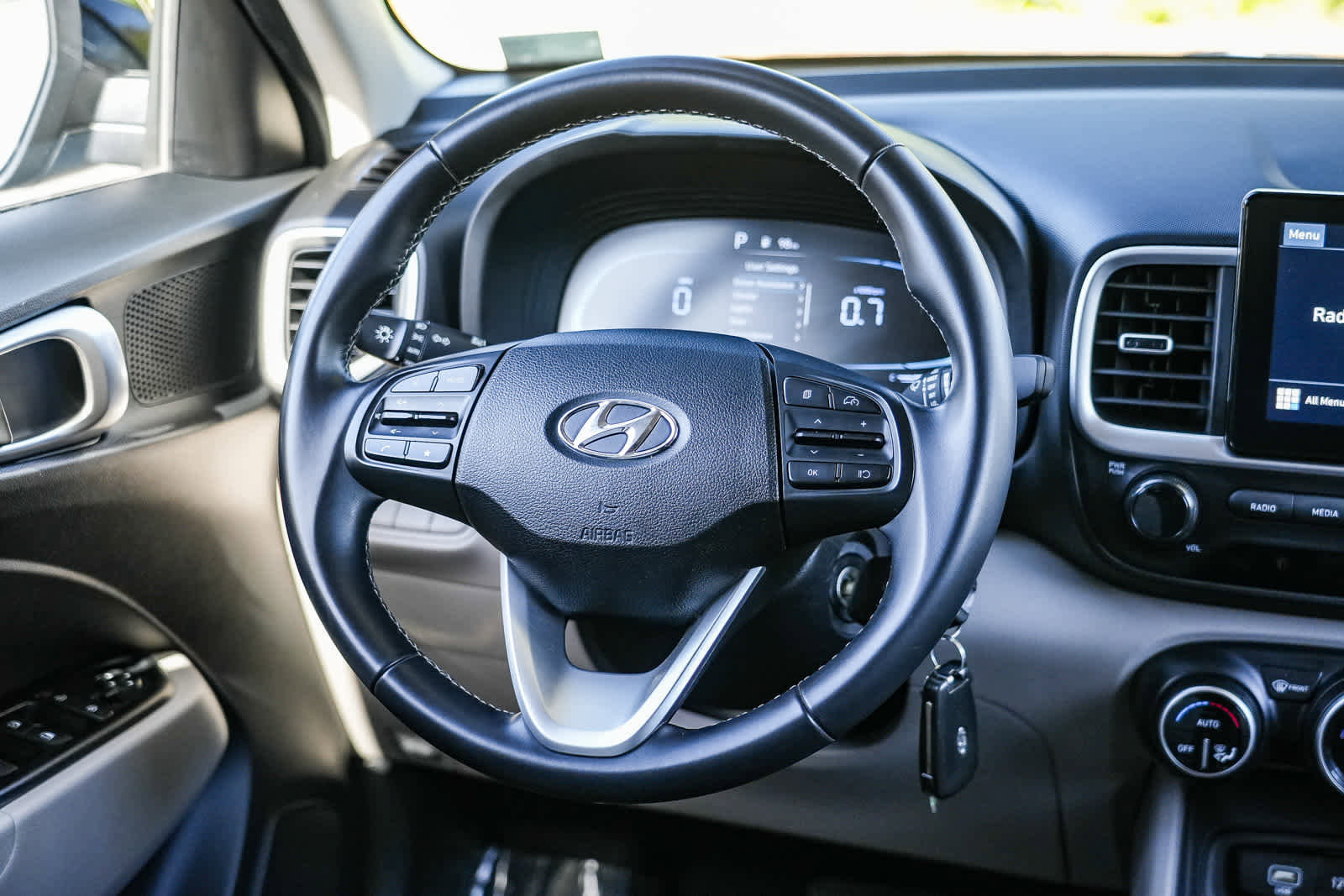 Used 2023 Hyundai Venue SEL image 15