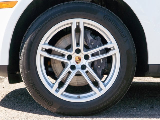 Certified 2025 Porsche Macan image 12