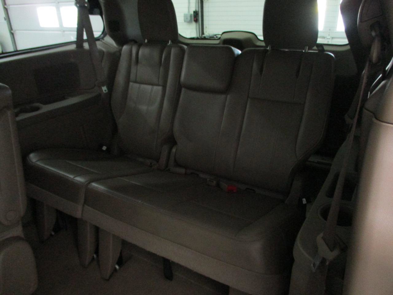 Used 2014 Chrysler Town & Country Touring image 11