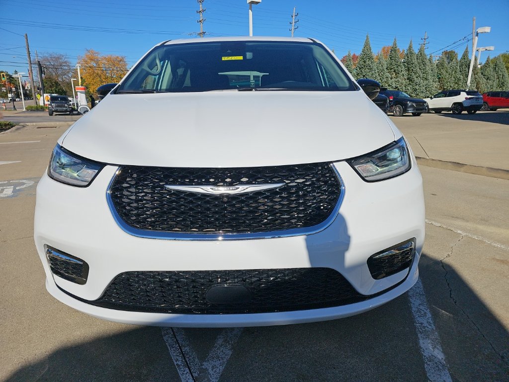 Certified 2024 Chrysler Pacifica Touring-L FWD image 6