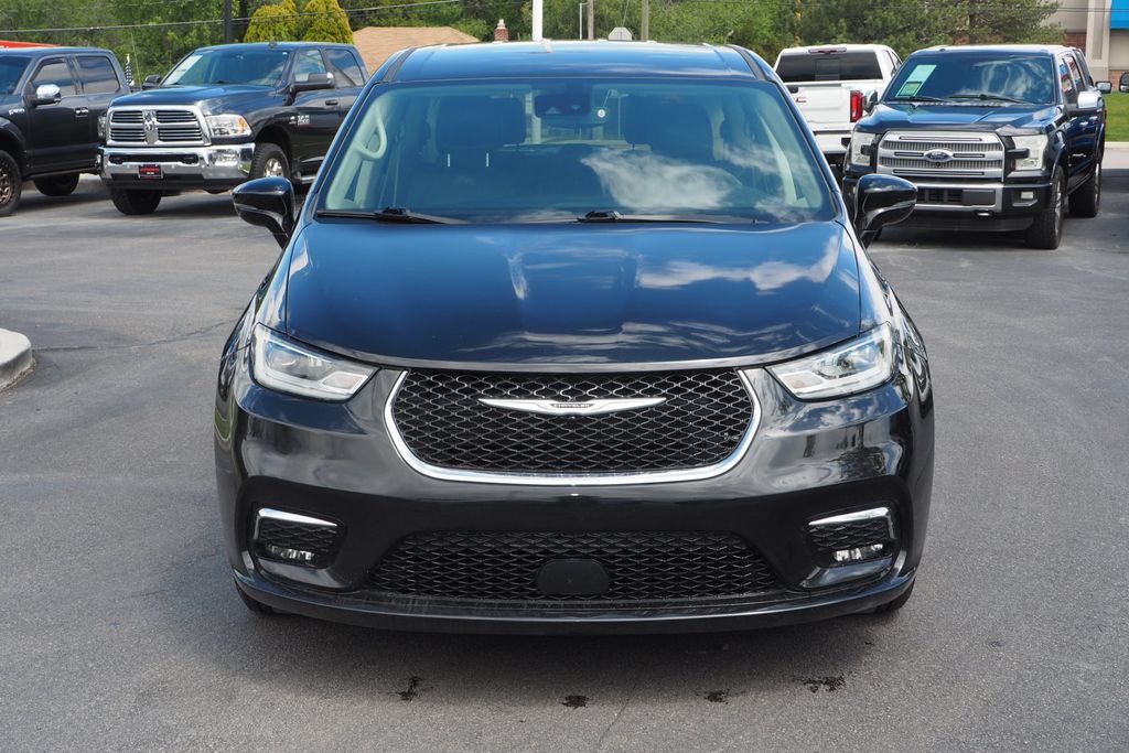 Used 2024 Chrysler Pacifica Touring-L FWD image 2