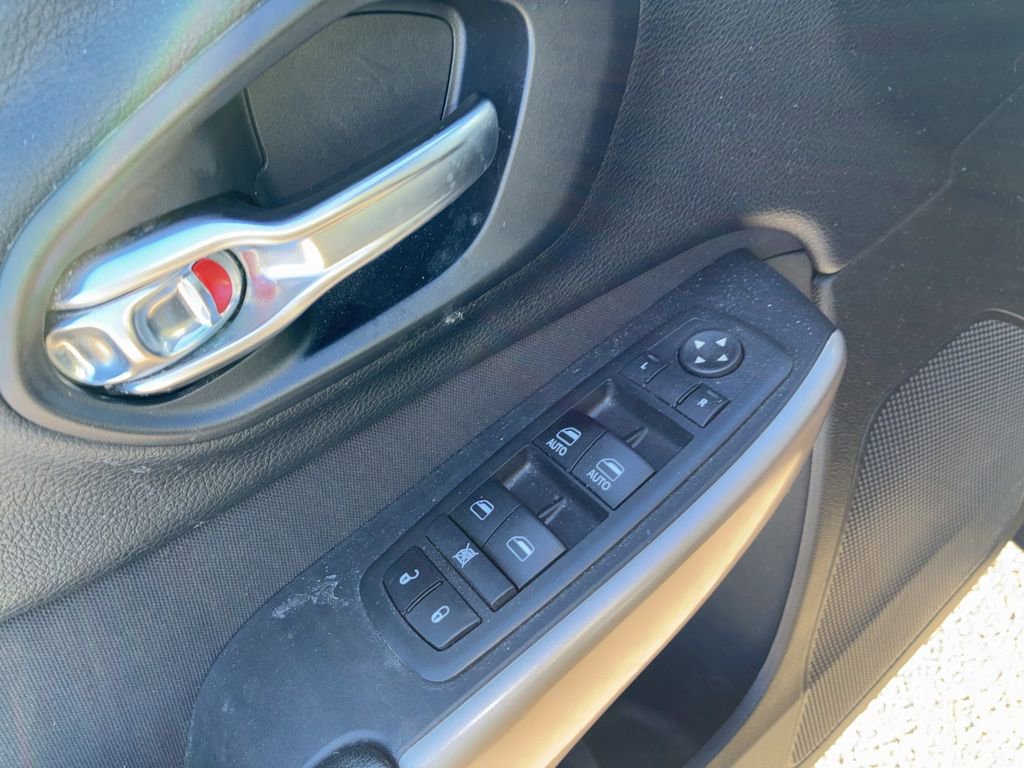 Used 2017 Jeep Cherokee Latitude w/ Cold Weather Group image 11