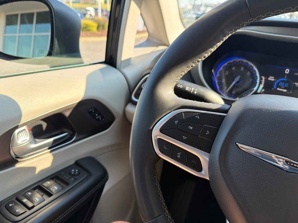 Used 2023 Chrysler Pacifica Touring-L FWD image 21