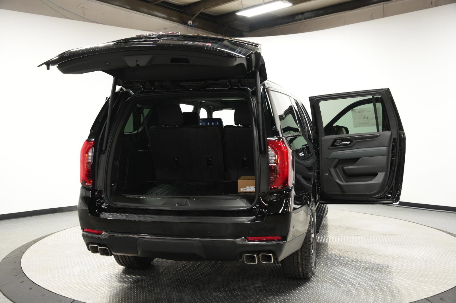 New 2026 GMC Yukon XL AT4 w/ AT4 Premium Plus Package AWD/4WD image 14