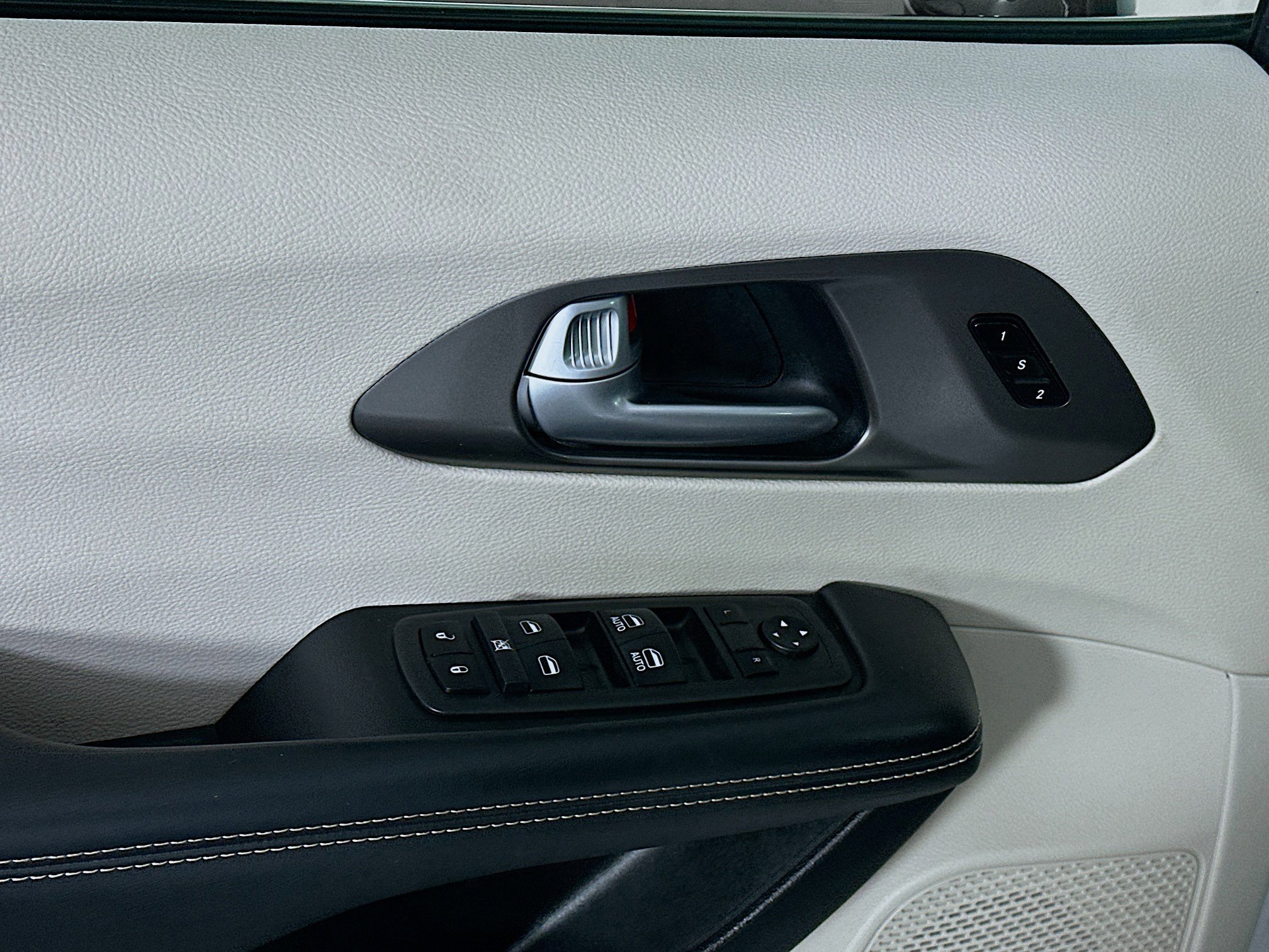 Used 2024 Chrysler Pacifica Touring-L image 15