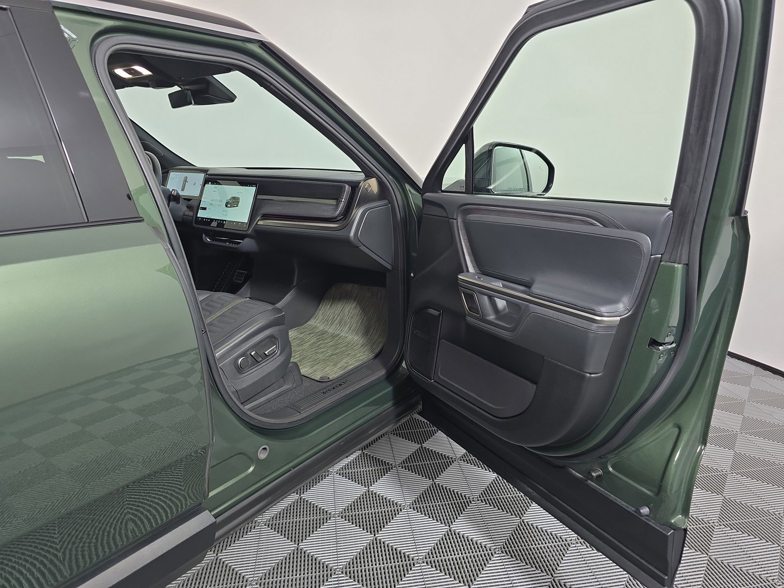 Used 2024 Rivian R1S Adventure AWD/4WD image 18