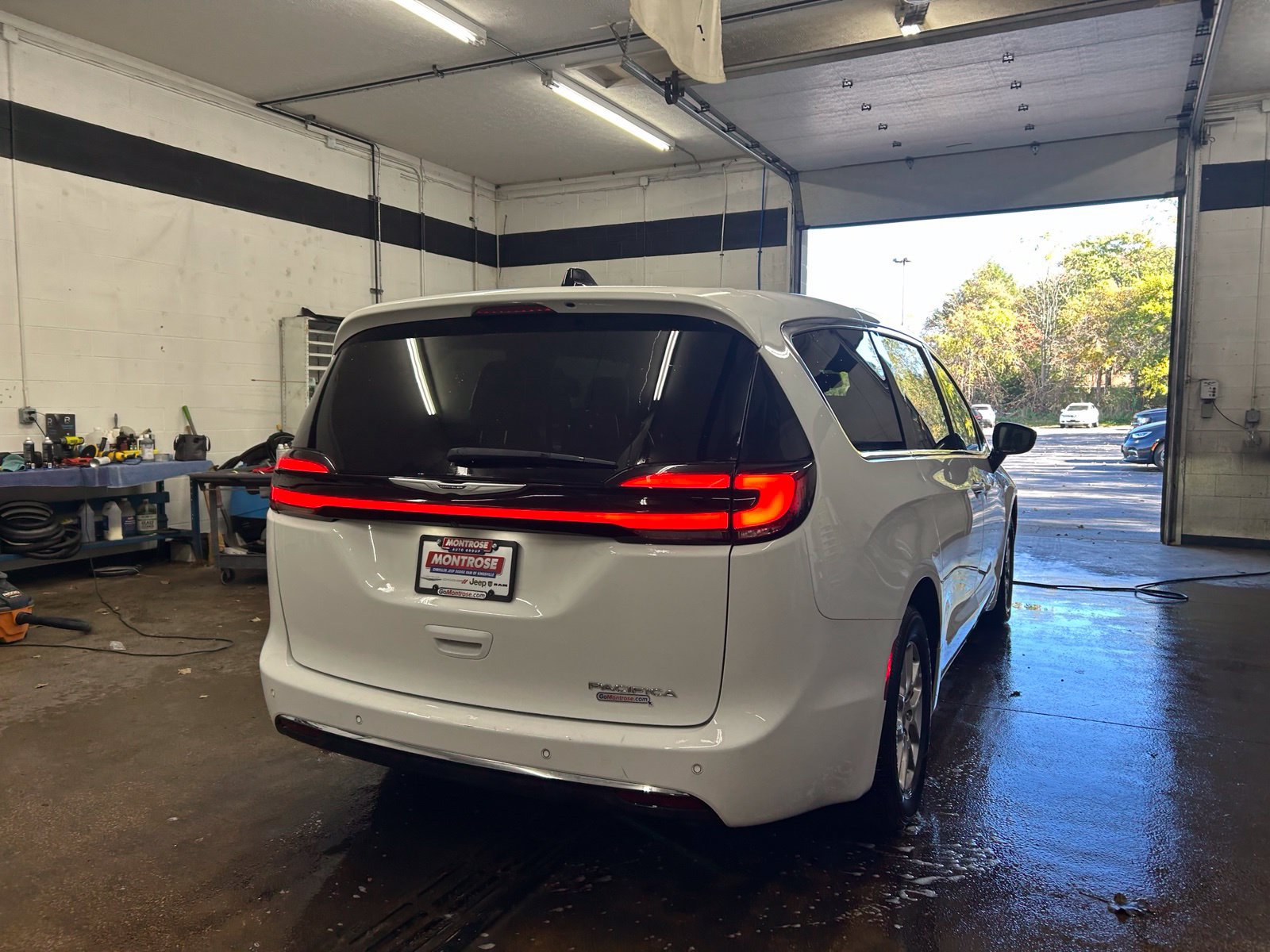 Used 2025 Chrysler Pacifica Select FWD image 7