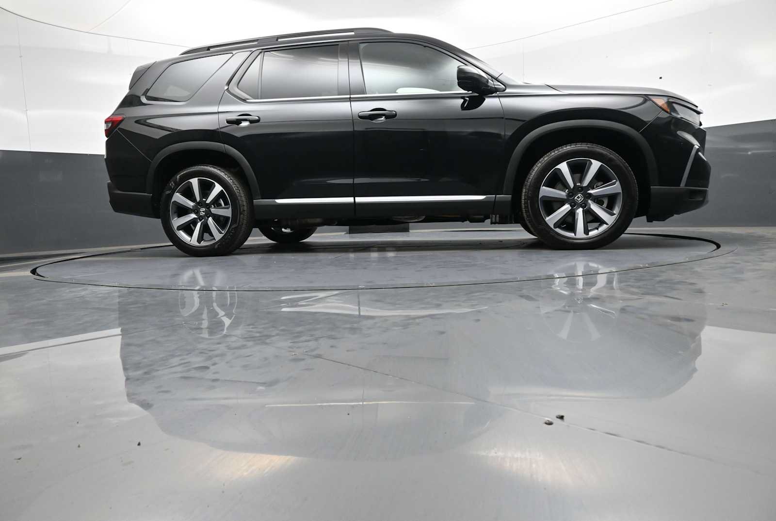 Certified 2025 Honda Pilot Touring image 32