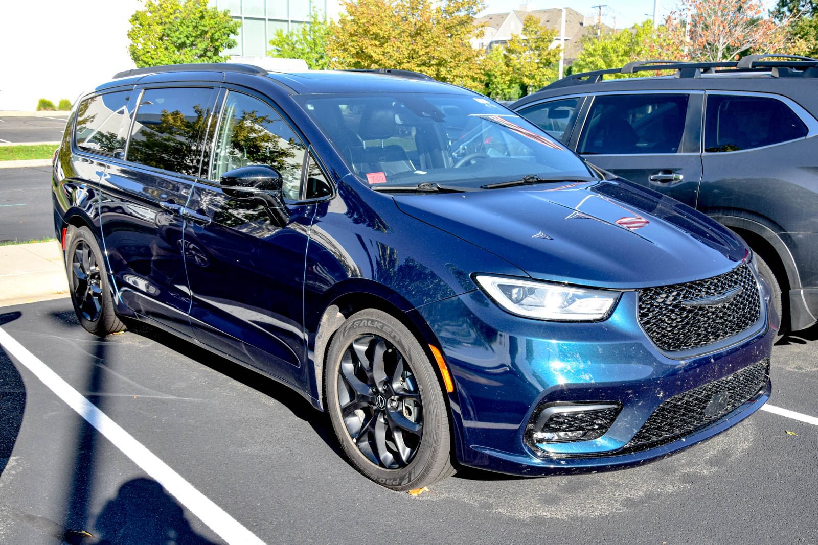 Used 2025 Chrysler Pacifica Limited FWD image 3