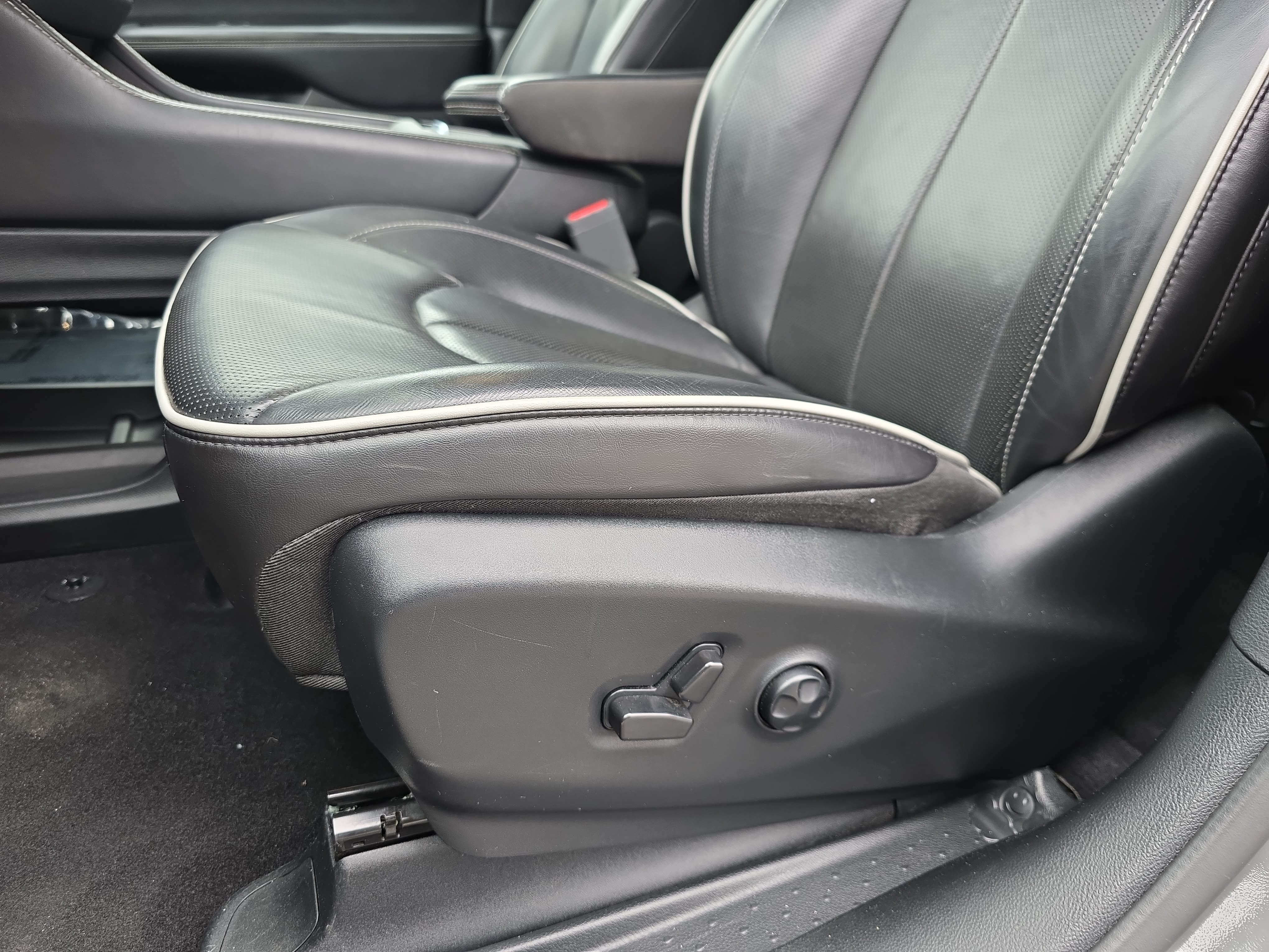 Used 2025 Chrysler Pacifica Limited FWD image 27