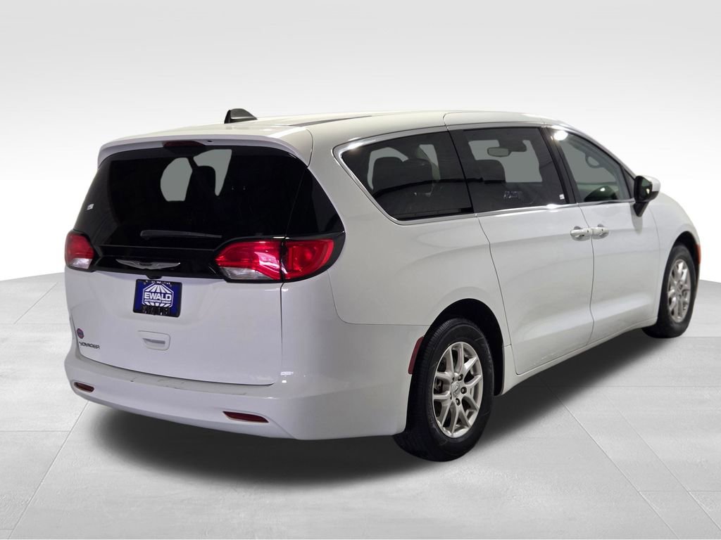 Used 2023 Chrysler Voyager LX image 5