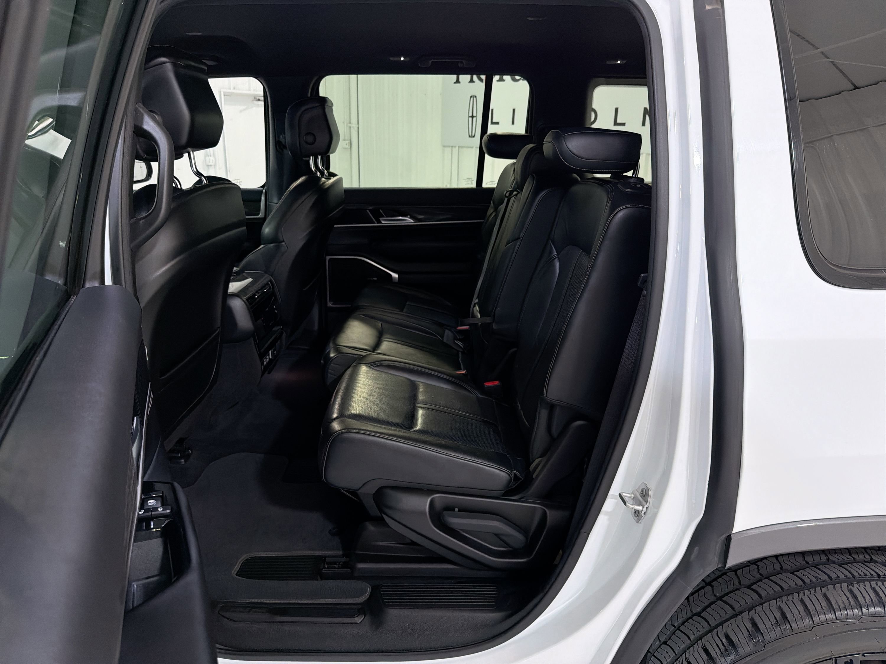 Used 2022 Jeep Wagoneer Series II RWD image 24