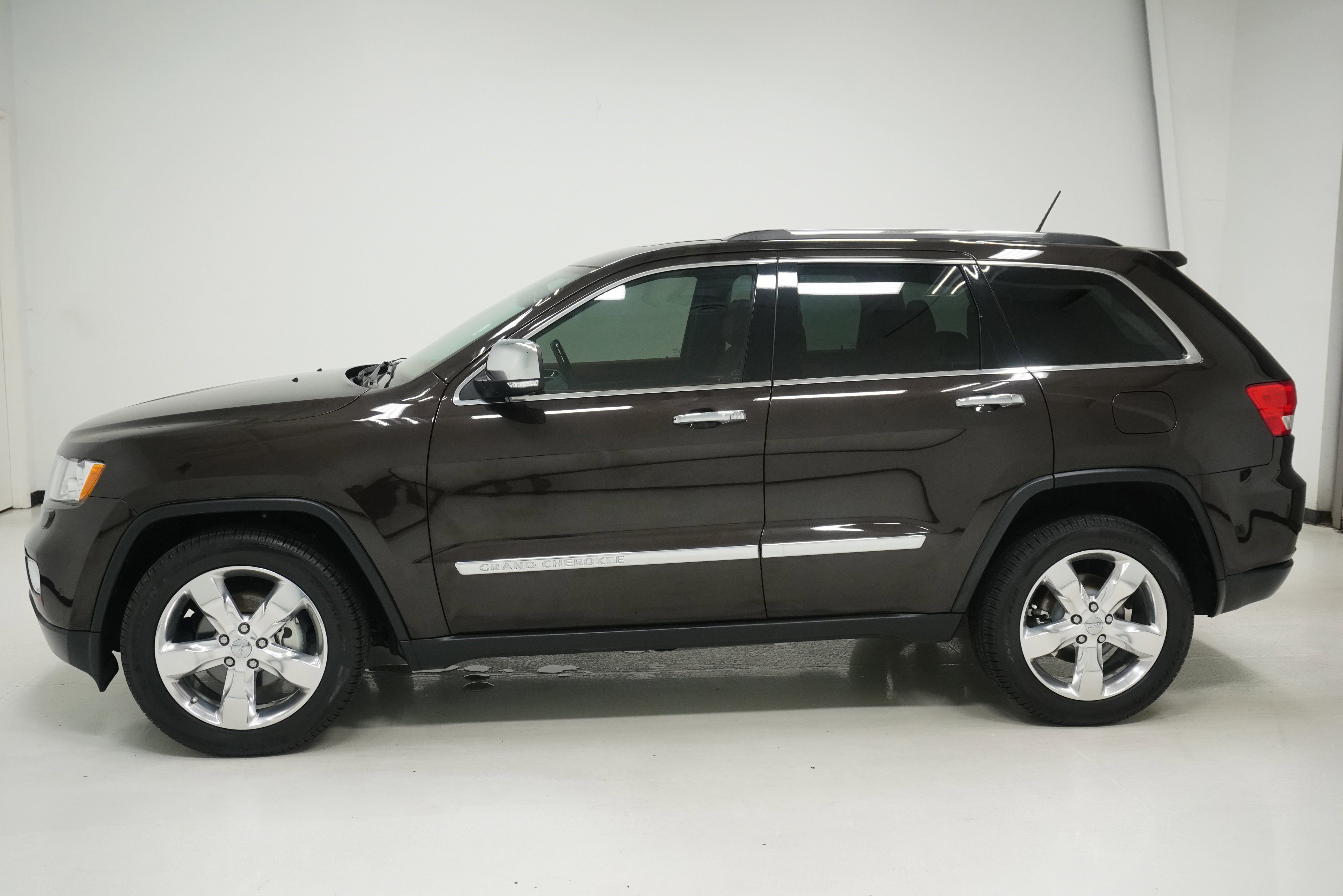 Used 2013 Jeep Grand Cherokee Overland Summit image 7