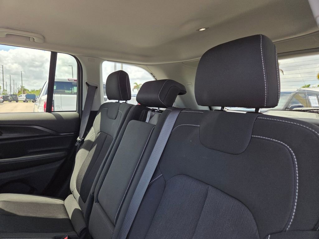 Used 2024 Jeep Grand Cherokee Laredo image 17