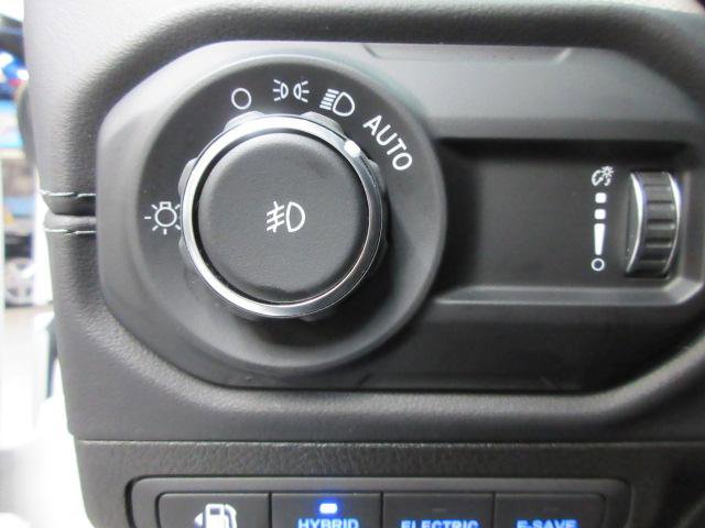 Used 2025 Jeep Wrangler Sahara image 13