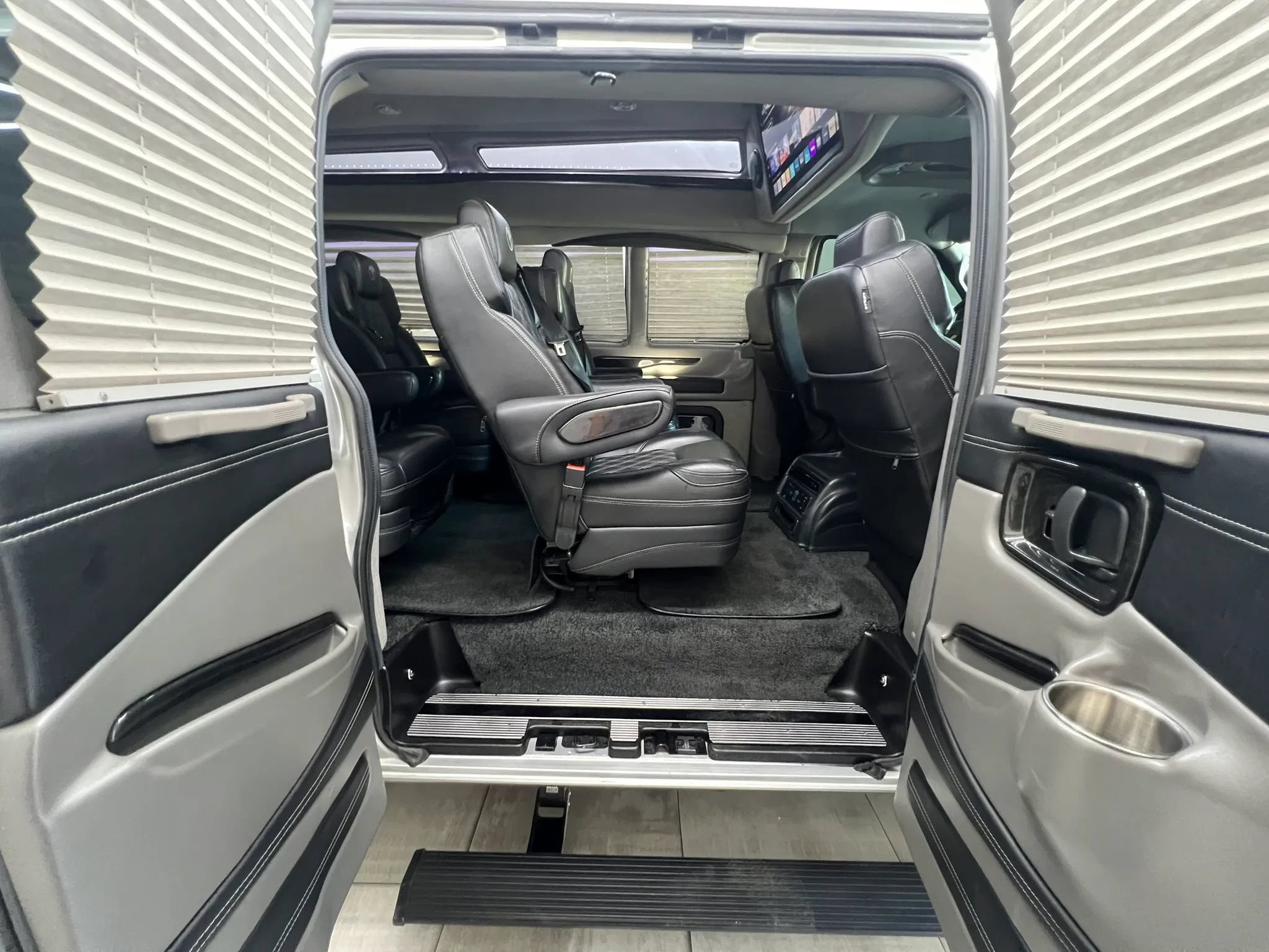 Used 2021 Chevrolet Express 3500 LS w/ Chrome Appearance Package RWD image 15