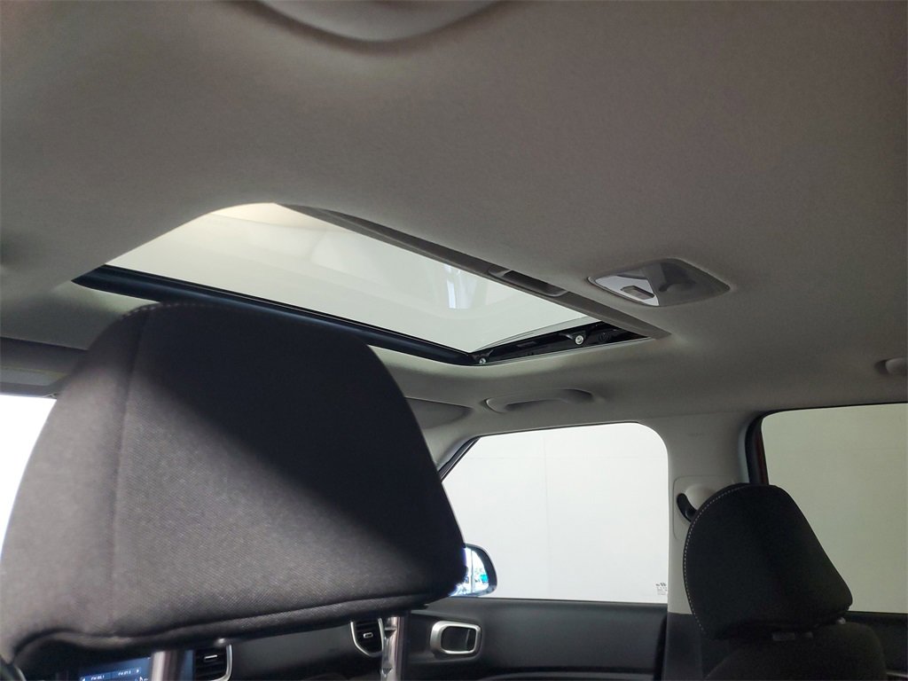 Used 2024 Hyundai Venue SEL image 24