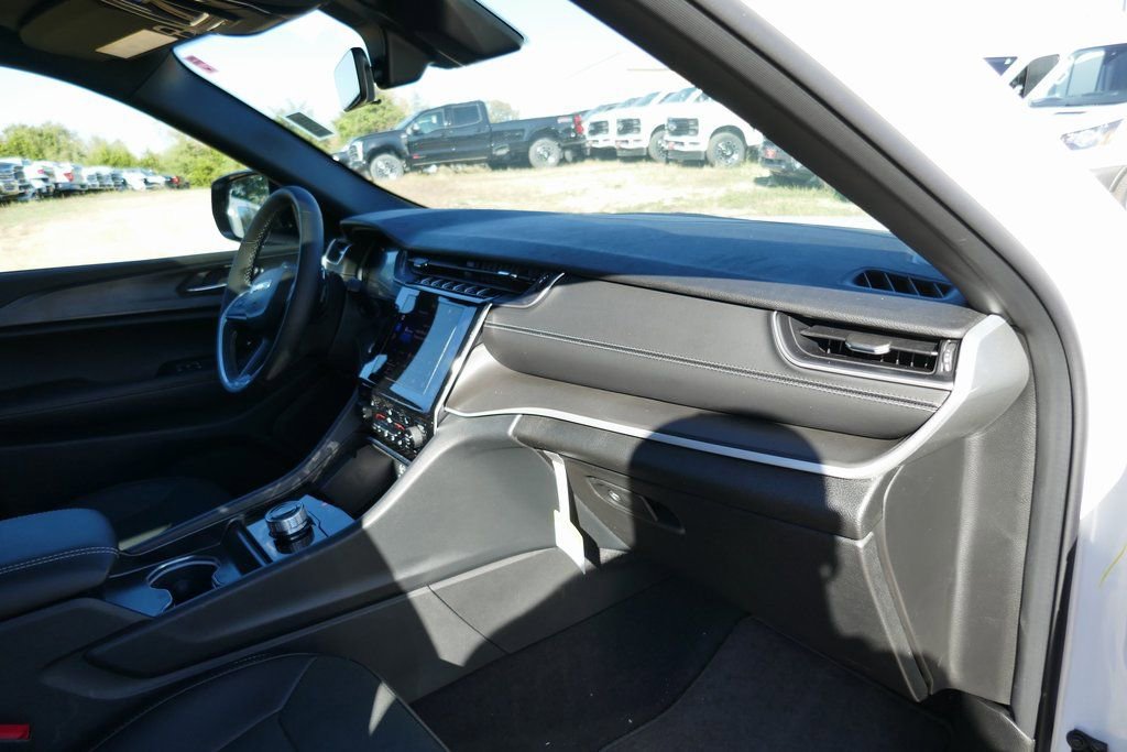 New 2025 Jeep Grand Cherokee Altitude image 11