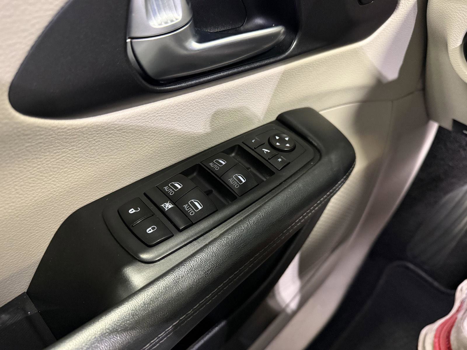 Used 2020 Chrysler Pacifica Limited image 28