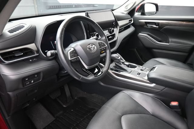 Used 2023 Toyota Highlander Limited FWD image 19