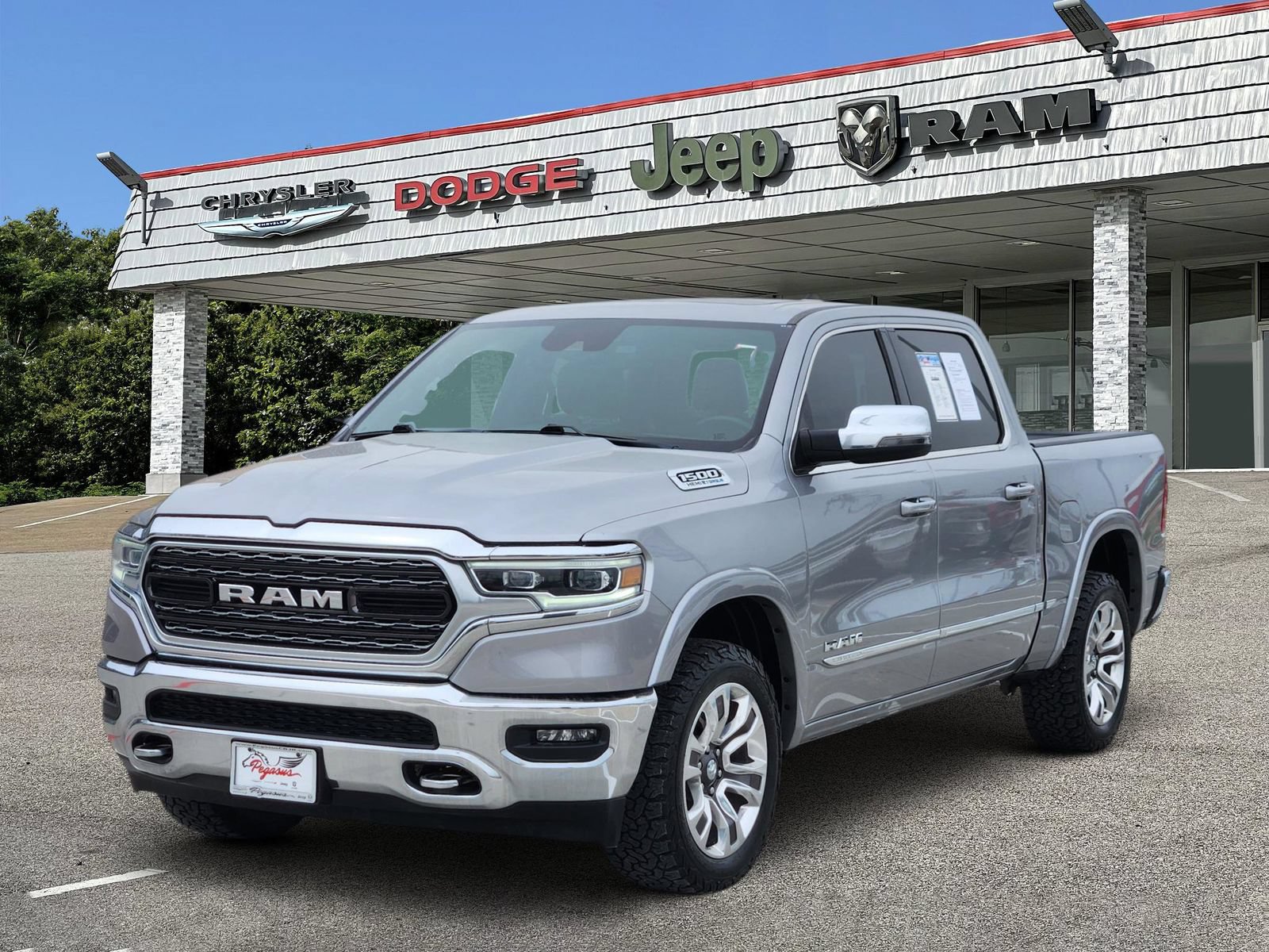 Used 2024 RAM 1500 Limited AWD/4WD image 2