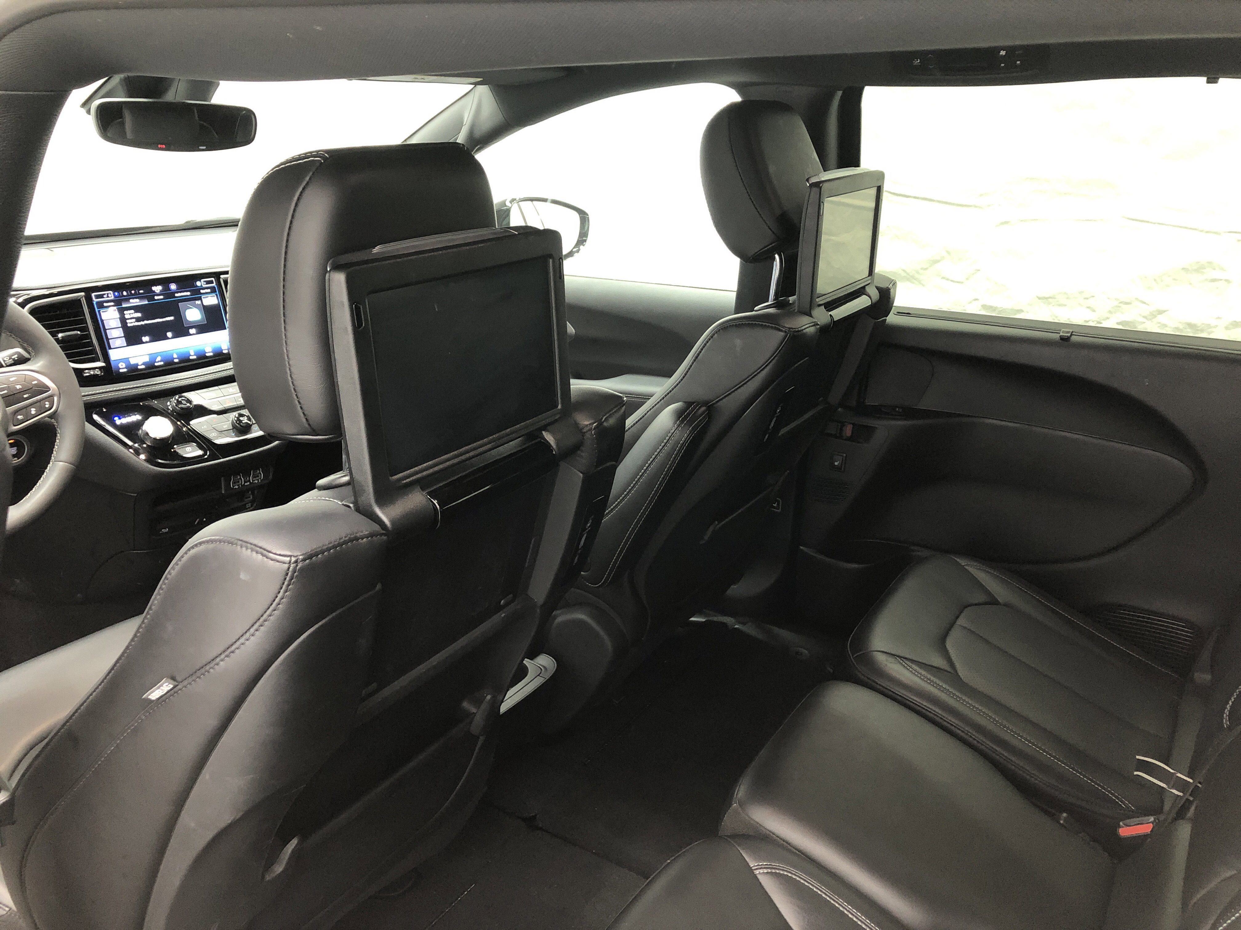 Certified 2025 Chrysler Pacifica Select w/ Uconnect Theater Family Group FWD image 13