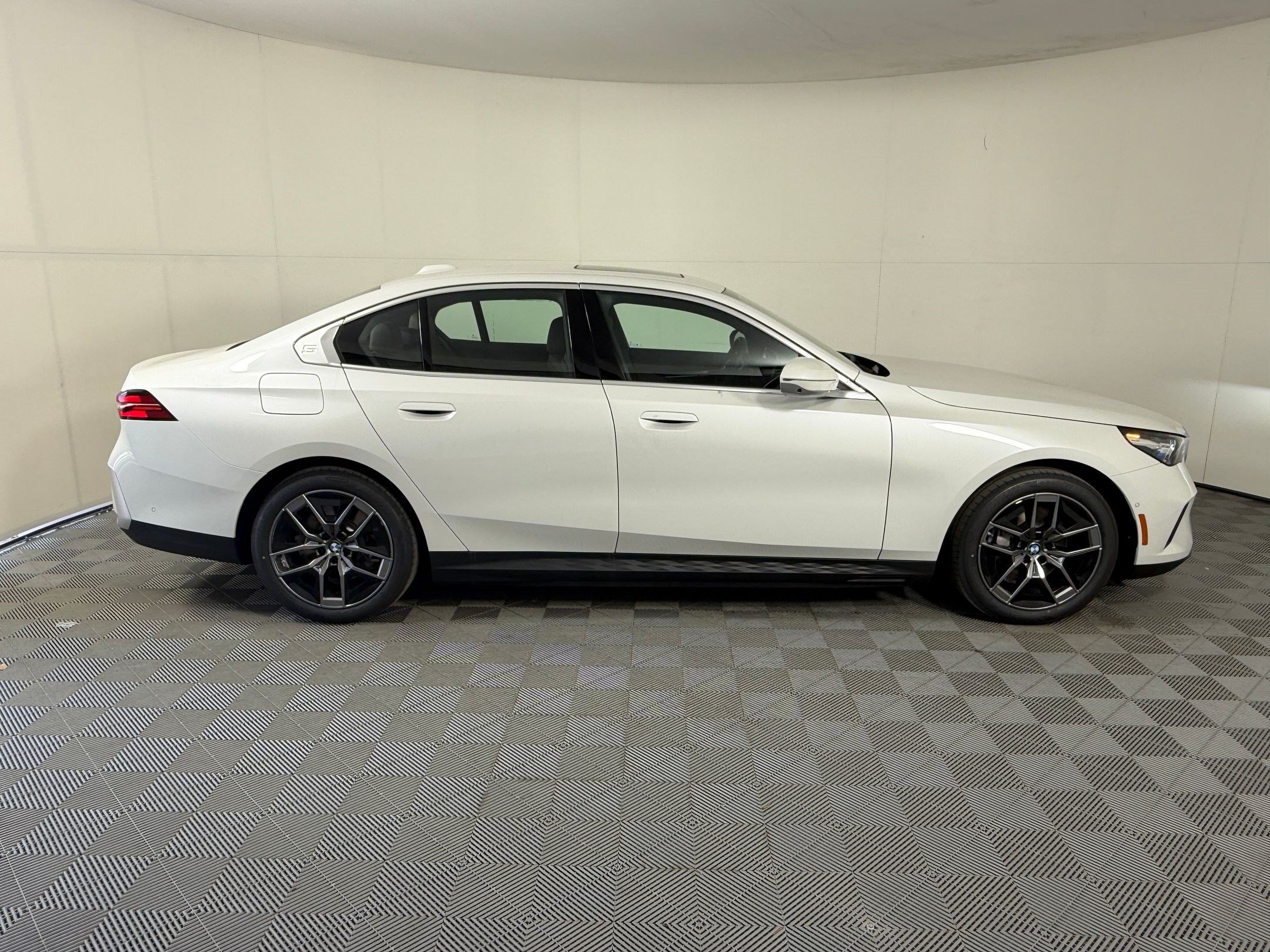 Used 2027 BMW i5 eDrive40 w/ Convenience Package RWD image 8