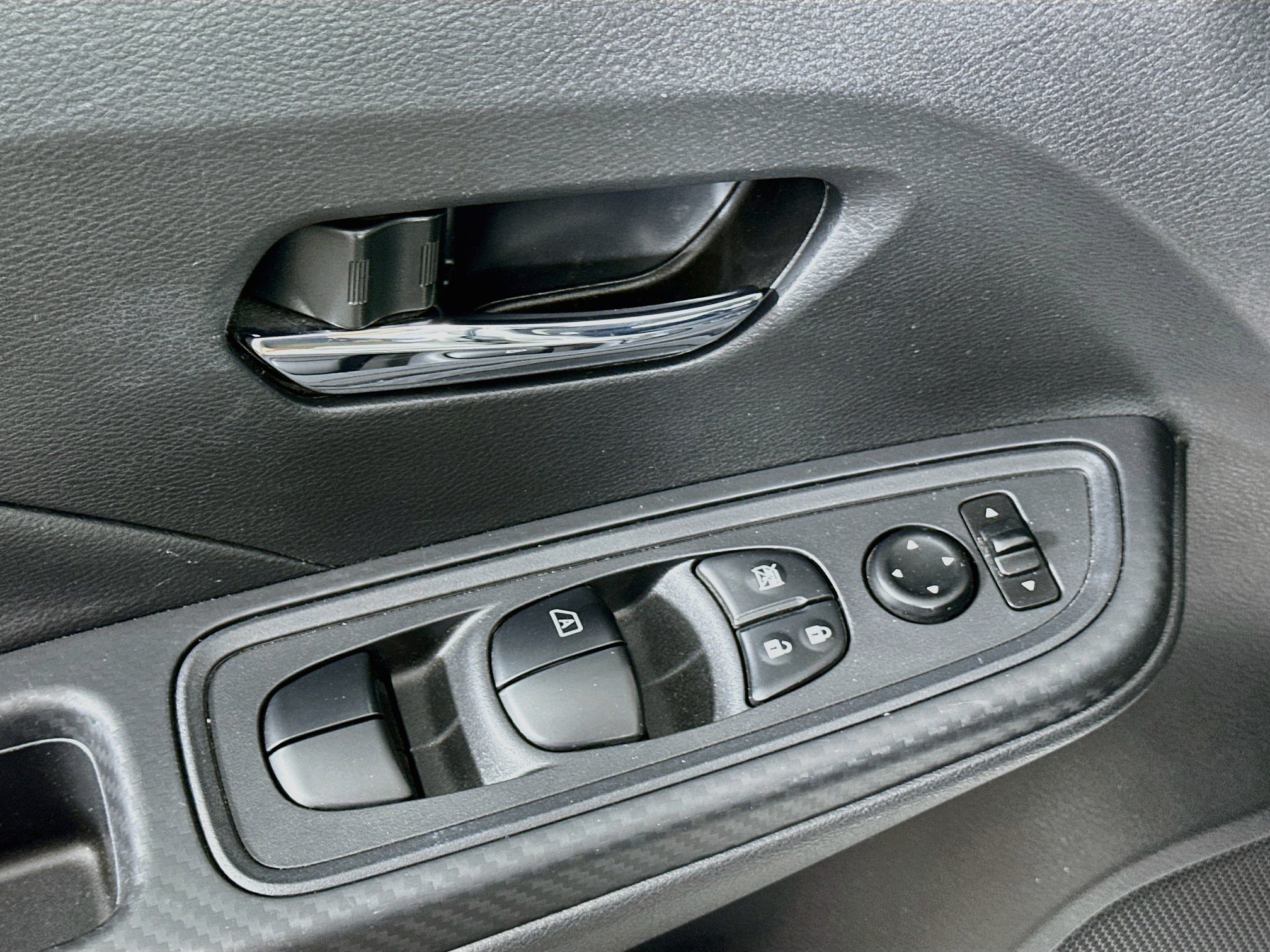 Used 2025 Nissan Versa SV FWD image 15