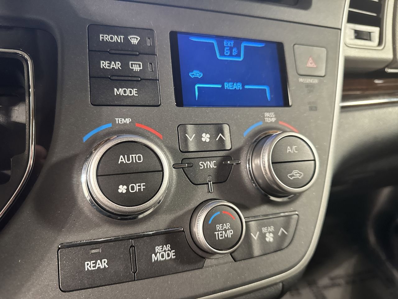 Used 2020 Toyota Sienna Limited image 28