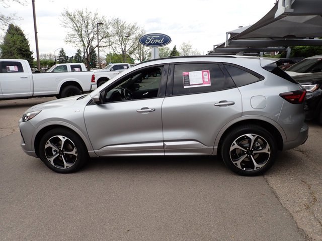 Used 2023 Ford Escape ST-Line Select w/ Tech Pack #2 AWD/4WD image 2