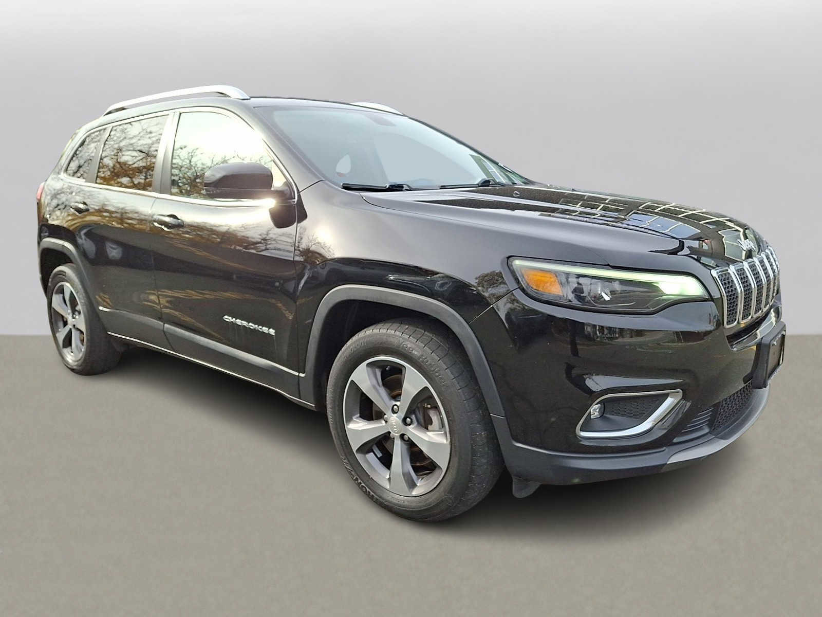 Used 2019 Jeep Cherokee Limited image 2