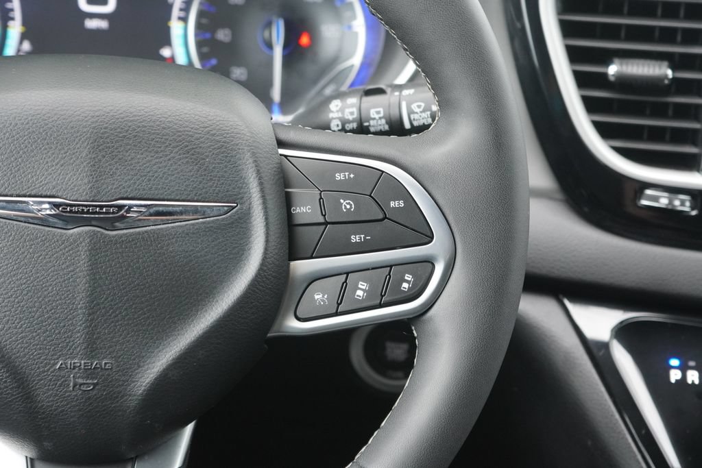 Used 2025 Chrysler Pacifica Select FWD image 15