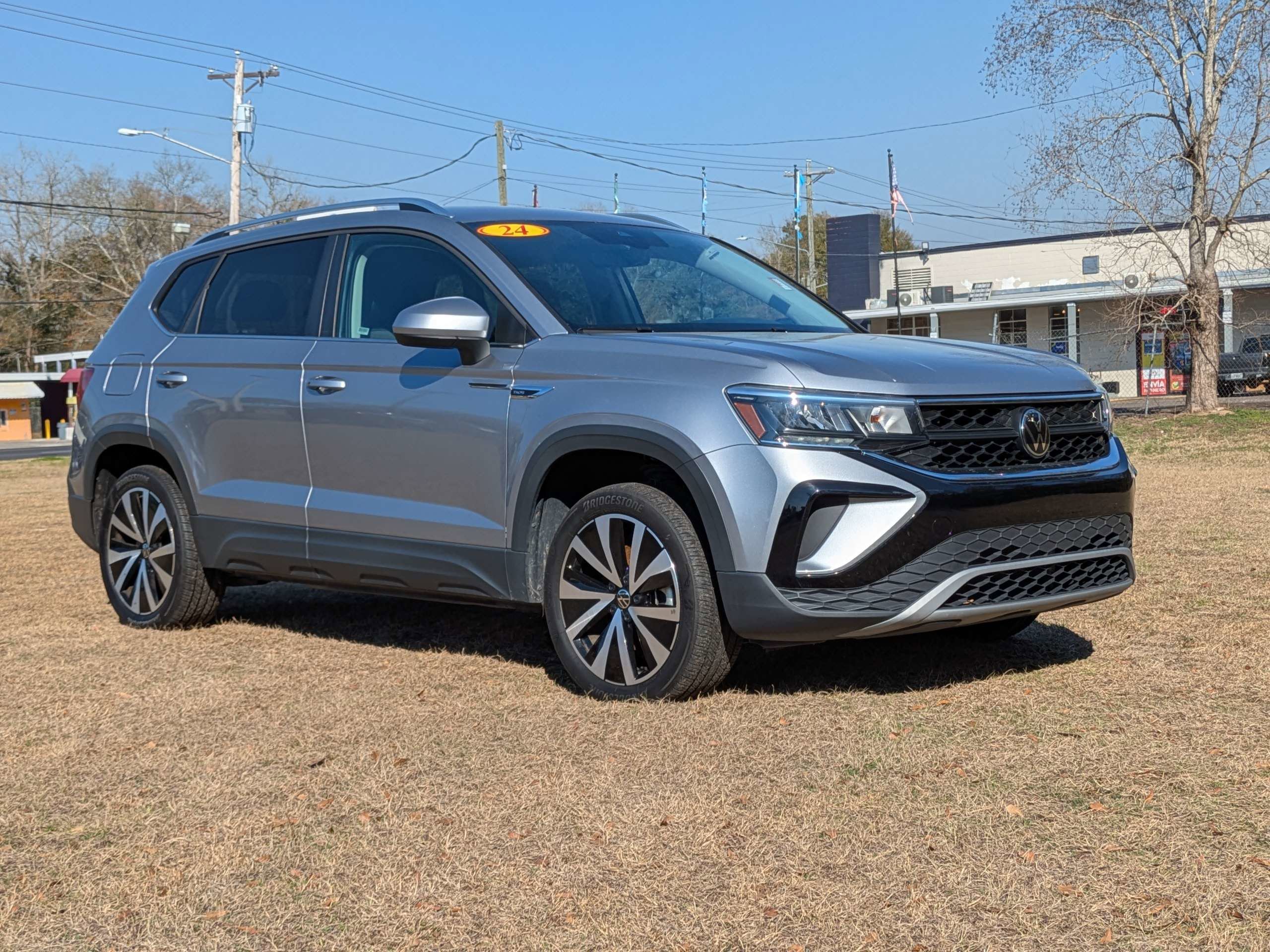 Used 2024 Volkswagen Taos SE image 2