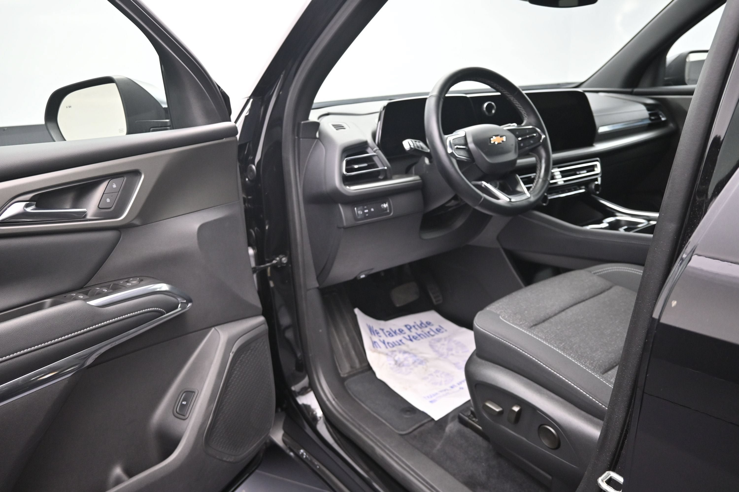 Certified 2025 Chevrolet Traverse LT FWD image 10