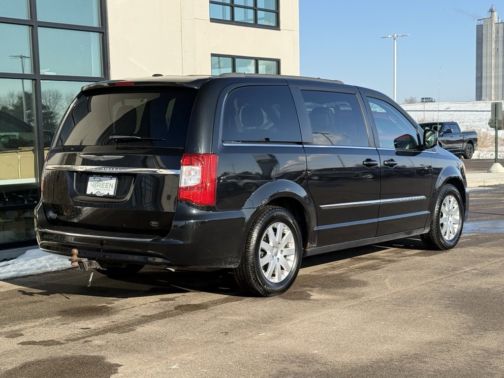 Used 2013 Chrysler Town & Country Touring image 4
