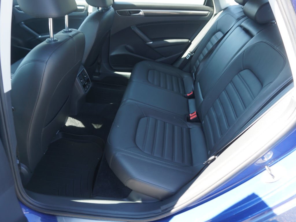 Used 2017 Volkswagen Passat 1.8T SEL Premium FWD image 3