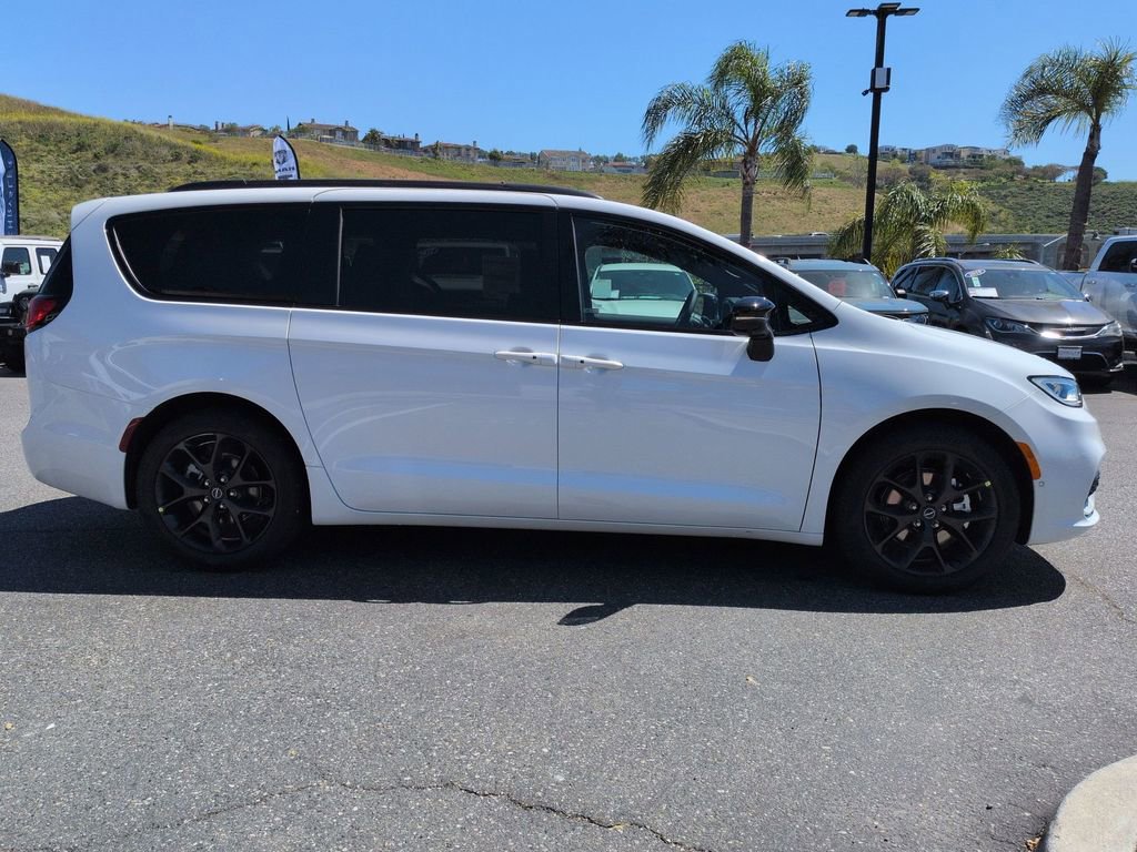 New 2026 Chrysler Pacifica Select image 4