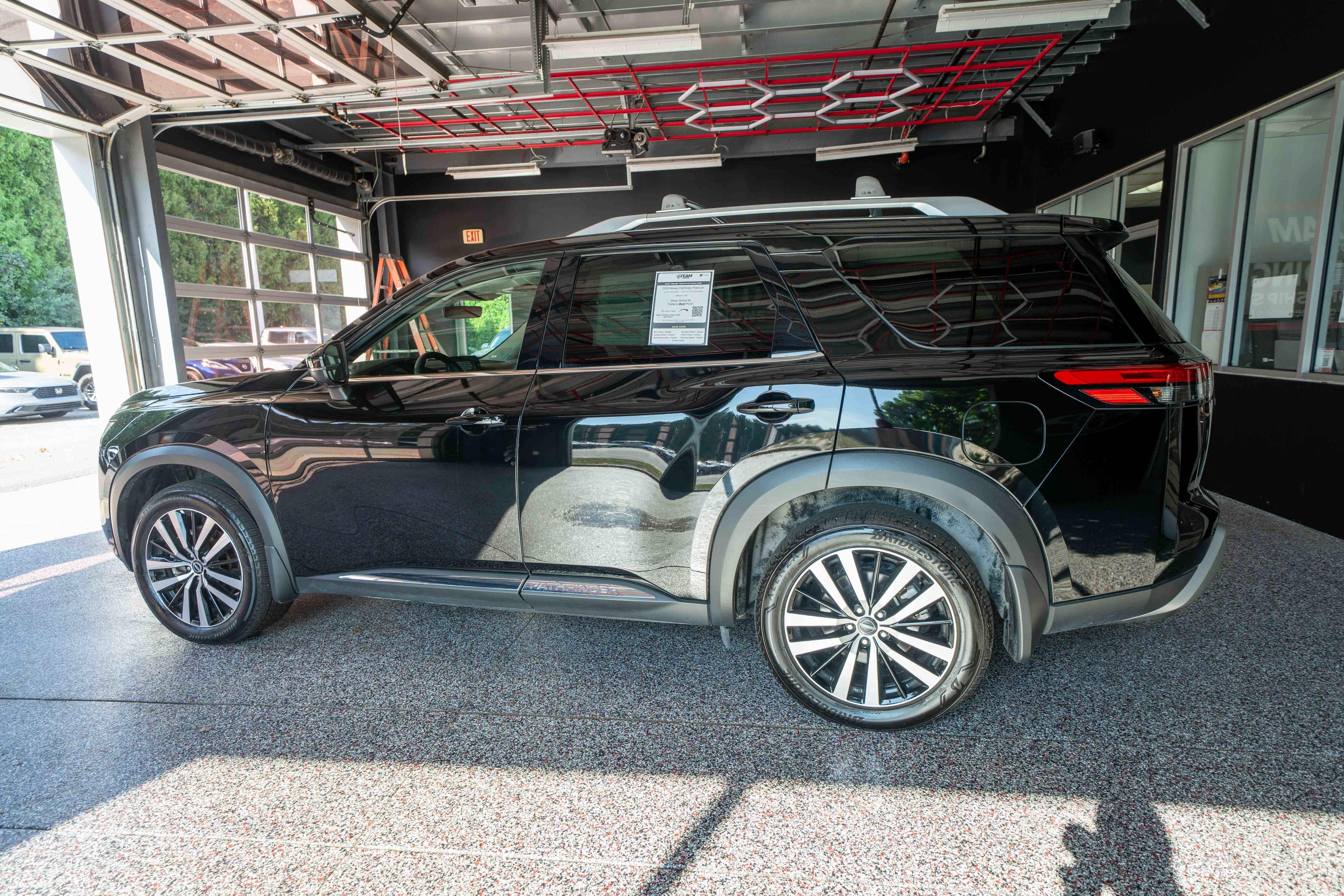 Used 2025 Nissan Pathfinder Platinum w/ Cargo Package AWD/4WD image 2