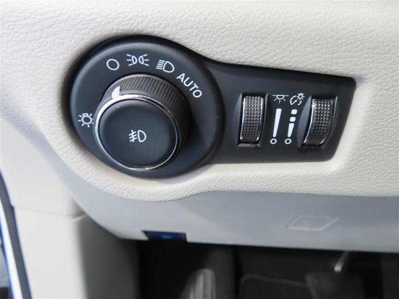 Used 2024 Chrysler Pacifica Touring-L FWD image 17