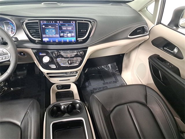 Used 2023 Chrysler Pacifica Touring-L image 16