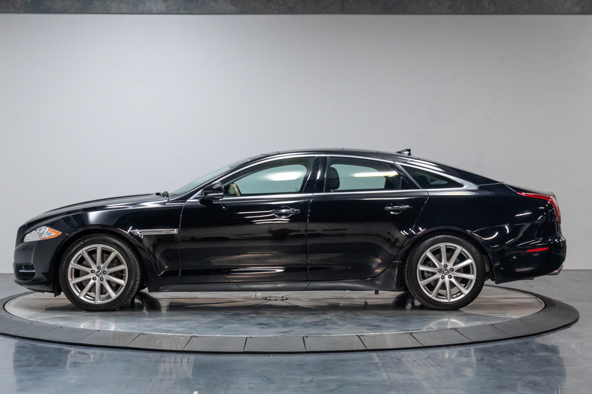 Used 2013 Jaguar XJ AWD image 15