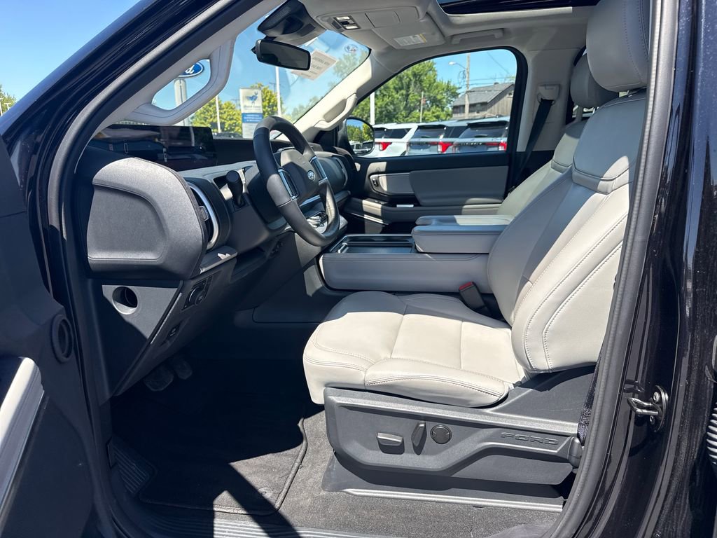 Used 2025 Ford Expedition Active AWD/4WD image 32