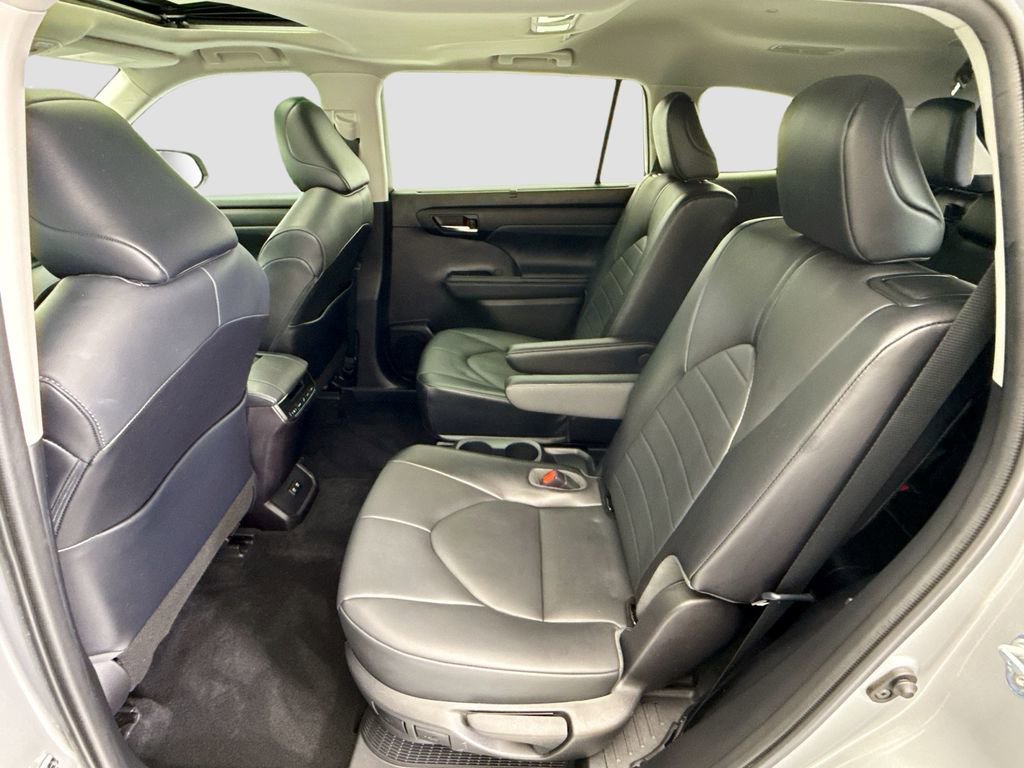 Used 2021 Toyota Highlander XLE FWD image 19