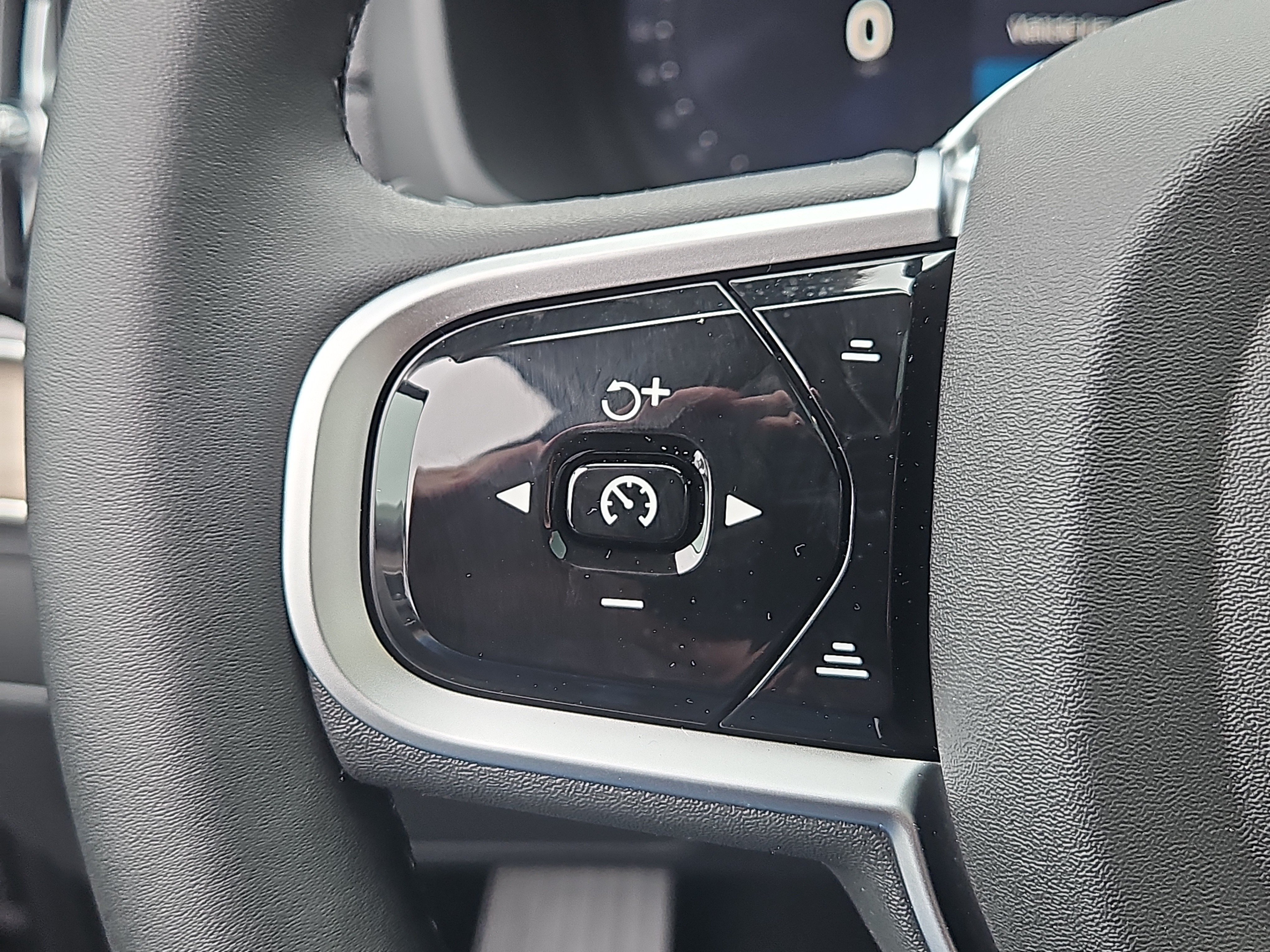 New 2026 Volvo XC90 B6 Plus w/ Protection Package Premier AWD/4WD image 15