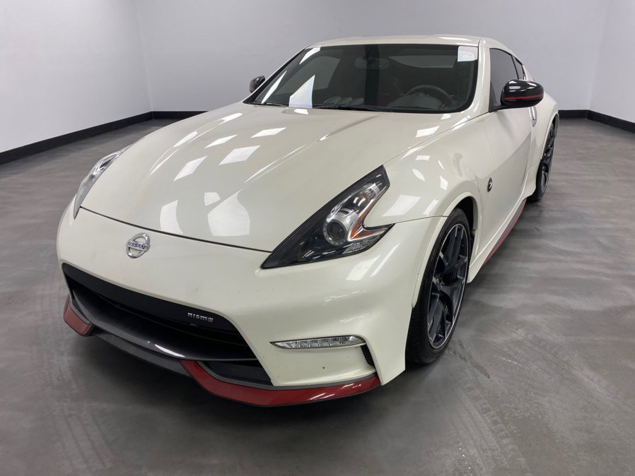 Used 2016 Nissan 370Z NISMO RWD image 2